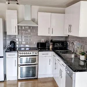 Comfy 2 Bed Flat With Free Parking, Close To Tube , London United Kingdom